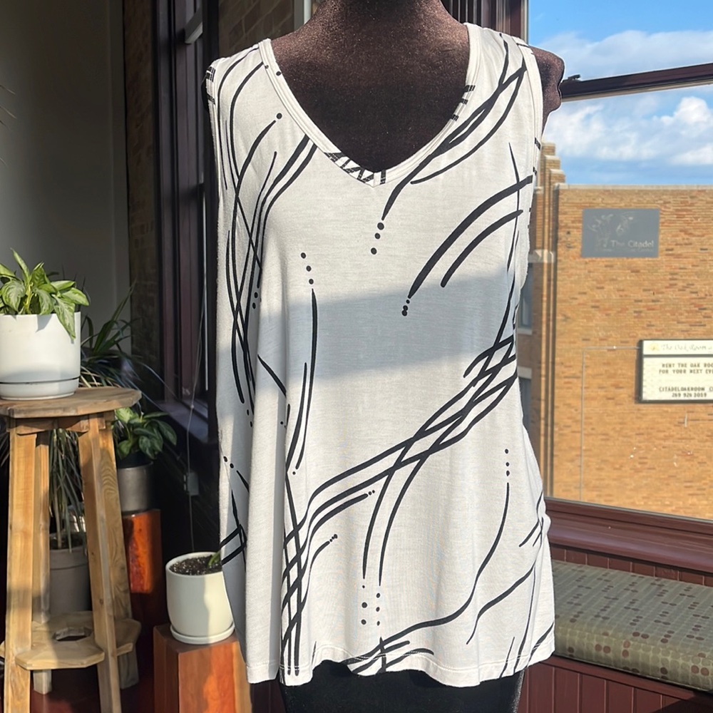 White and black abstract Nine West top/tank